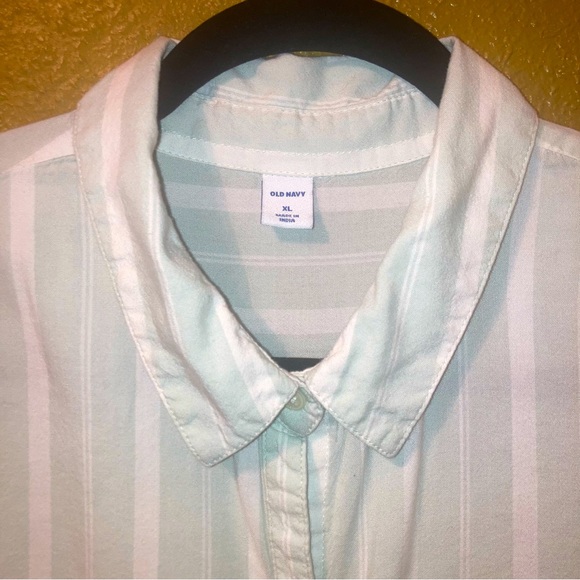 Women’s Old Navy button down shirt. - Picture 2 of 4